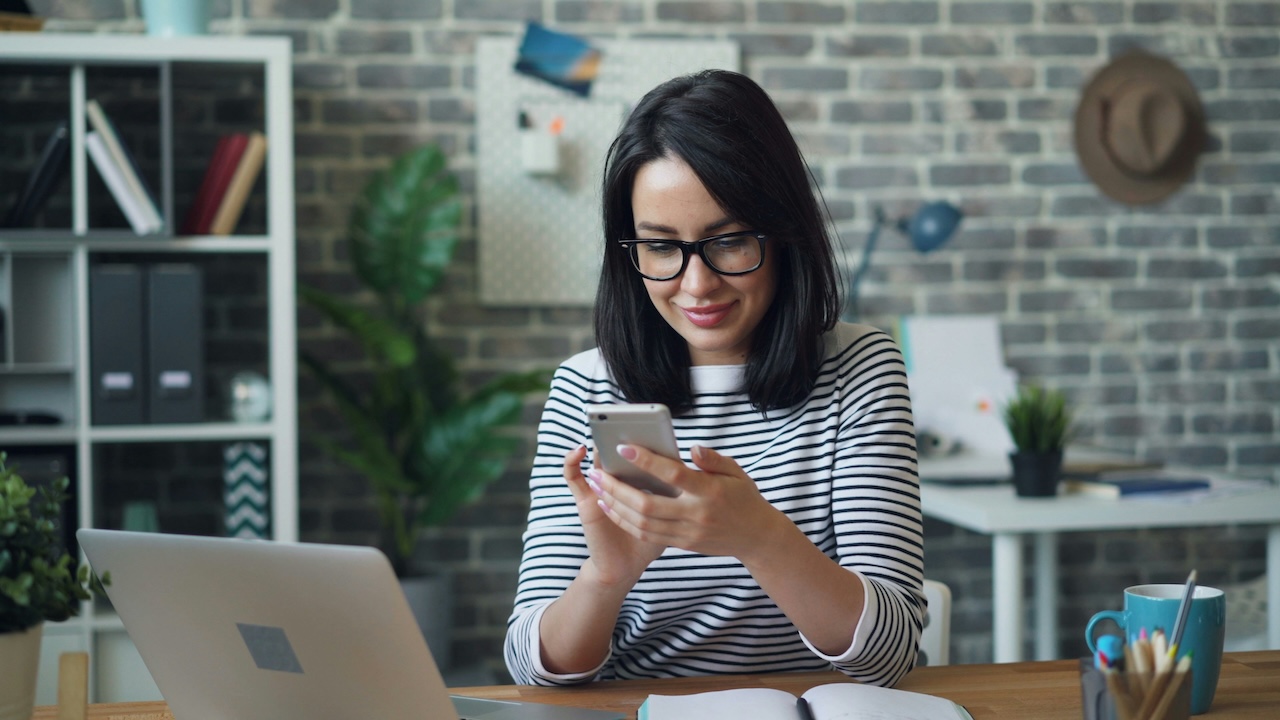 Carrd vs Gluuer: Page Builder or Lead Magnet Link?