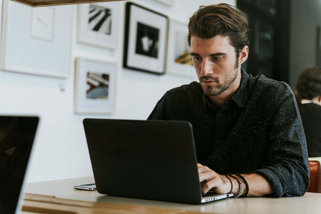 Beacon vs Gluuer: Creating a Lead Magnet vs Delivering One